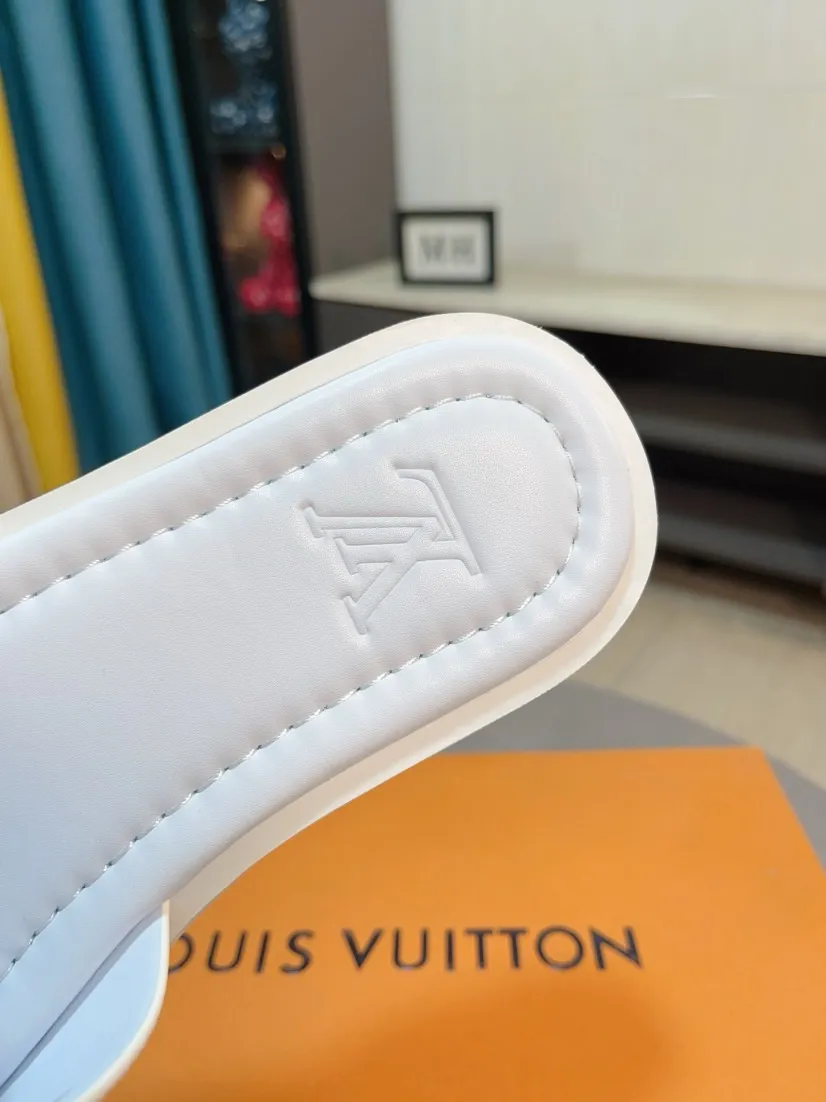 Men's shoes 💰300🌸🌸LV Ordinary men's spring and summer slippers, uppers imported from Italy, cowhide fabric, logo graphics, high-quality craftsmanship, soles: original soles specially provided by the original factory, exclusive movable molded soles super comfortable, original factory single goods, 🔍🔍high quality, you can enter and exit the counter at will, welcome to compare, size 38-45